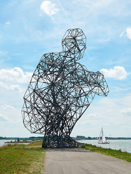 IJK_hurkende_man_754x1400